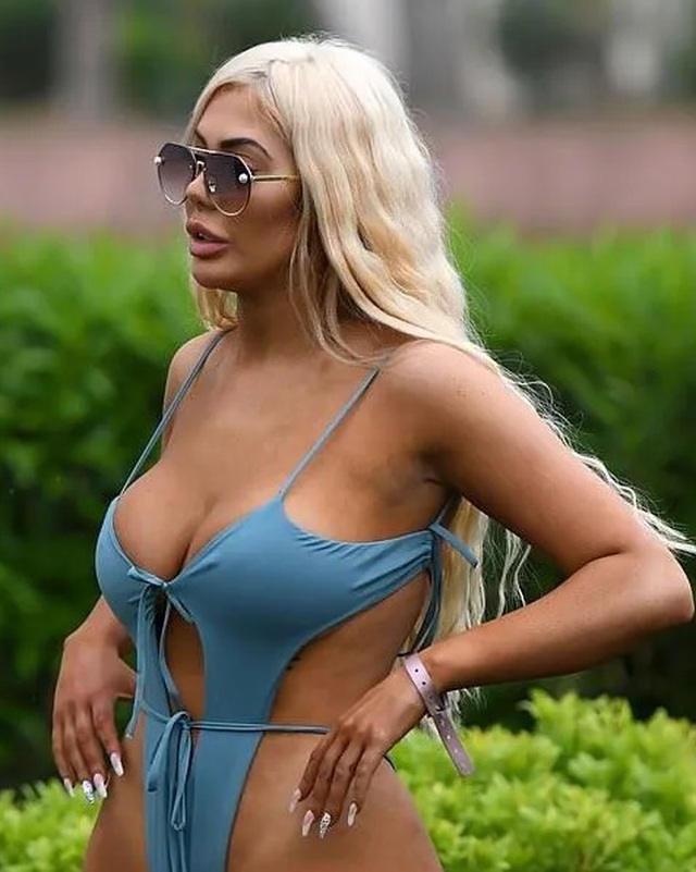 Chloe Ferry mặc áo lót ra phố - Ảnh 7. Chloe Ferry mặc áo lót ra phố - Ảnh 7.