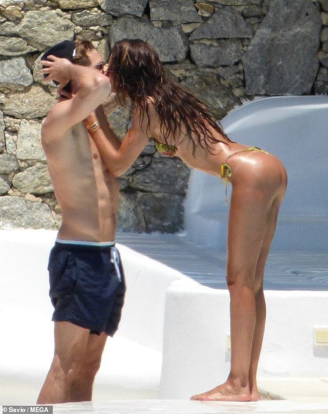 Izabel Goulart đẹp bốc lửa bên bạn trai kém 6 tuổi - Ảnh 1.