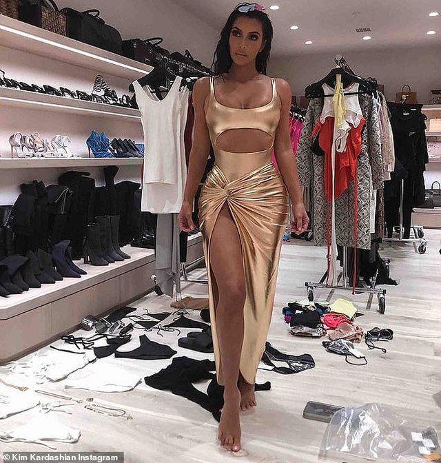 Kim Kardashian nổi bật khi diện váy ôm sát đi ăn tối - Ảnh 9. Kim Kardashian nổi bật khi diện váy ôm sát đi ăn tối - Ảnh 9.