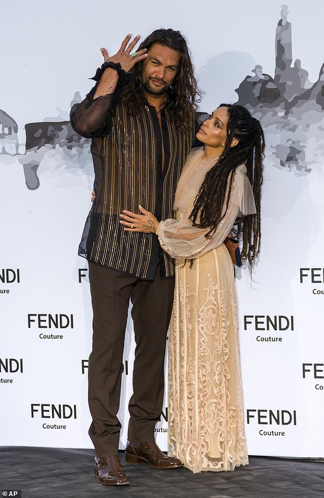 Vua Thủy Tề Jason Momoa mặc áo xuyên thấu đi xem thời trang cùng vợ U60 - Ảnh 5. Vua Thủy Tề Jason Momoa mặc áo xuyên thấu đi xem thời trang cùng vợ U60 - Ảnh 5.