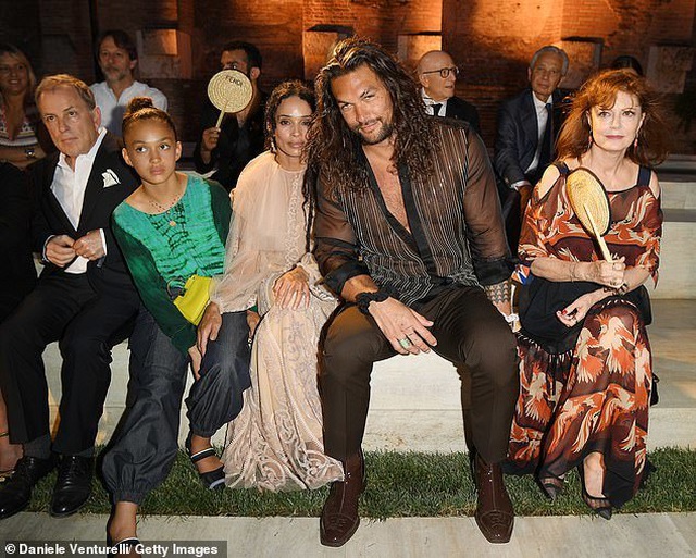Vua Thủy Tề Jason Momoa mặc áo xuyên thấu đi xem thời trang cùng vợ U60 - Ảnh 6. Vua Thủy Tề Jason Momoa mặc áo xuyên thấu đi xem thời trang cùng vợ U60 - Ảnh 6.