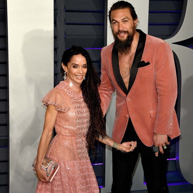 Vua Thủy Tề Jason Momoa mặc áo xuyên thấu đi xem thời trang cùng vợ U60 - Ảnh 8. Vua Thủy Tề Jason Momoa mặc áo xuyên thấu đi xem thời trang cùng vợ U60 - Ảnh 8.