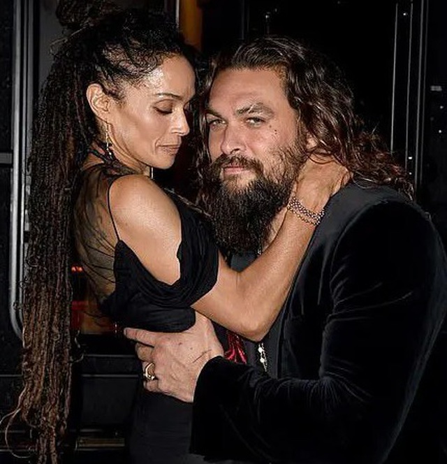Vua Thủy Tề Jason Momoa mặc áo xuyên thấu đi xem thời trang cùng vợ U60 - Ảnh 11. Vua Thủy Tề Jason Momoa mặc áo xuyên thấu đi xem thời trang cùng vợ U60 - Ảnh 11.