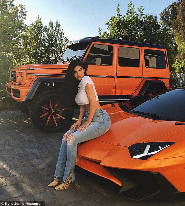 Dàn siêu xe ấn tượng của Kylie Jenner - Ảnh 8.