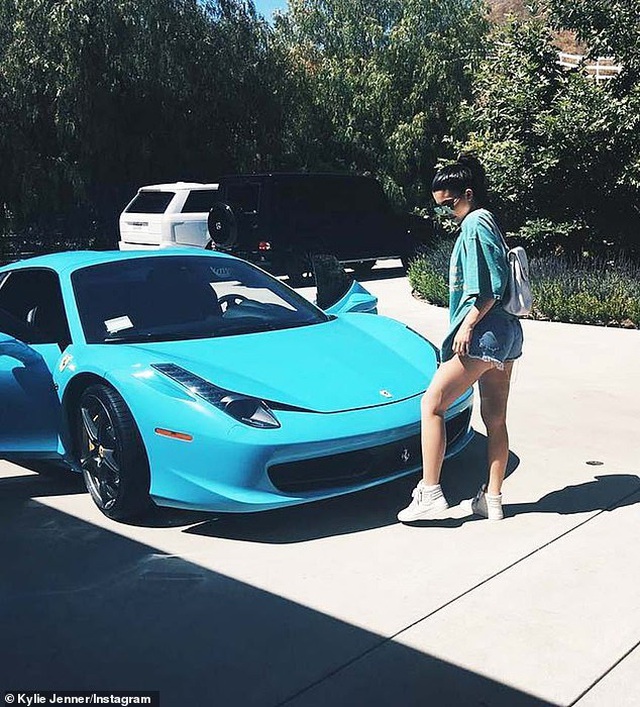 Dàn siêu xe ấn tượng của Kylie Jenner - Ảnh 9.