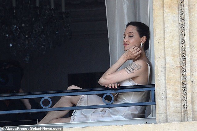 Angelina Jolie quyến rũ quay quảng cáo nước hoa - Ảnh 2. Angelina Jolie quyến rũ quay quảng cáo nước hoa - Ảnh 2.