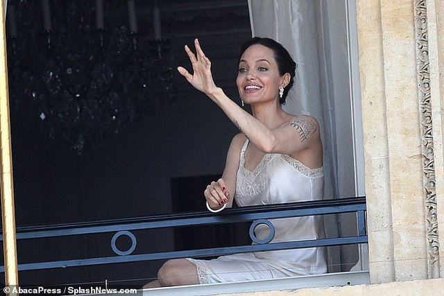 Angelina Jolie quyến rũ quay quảng cáo nước hoa - Ảnh 3. Angelina Jolie quyến rũ quay quảng cáo nước hoa - Ảnh 3.