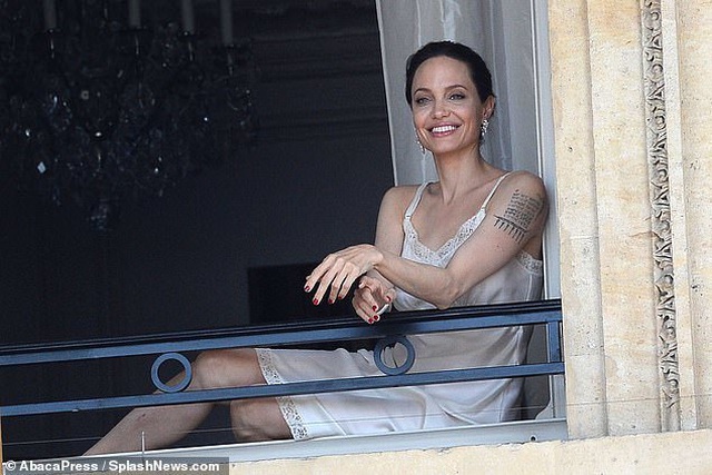Angelina Jolie quyến rũ quay quảng cáo nước hoa - Ảnh 5. Angelina Jolie quyến rũ quay quảng cáo nước hoa - Ảnh 5.