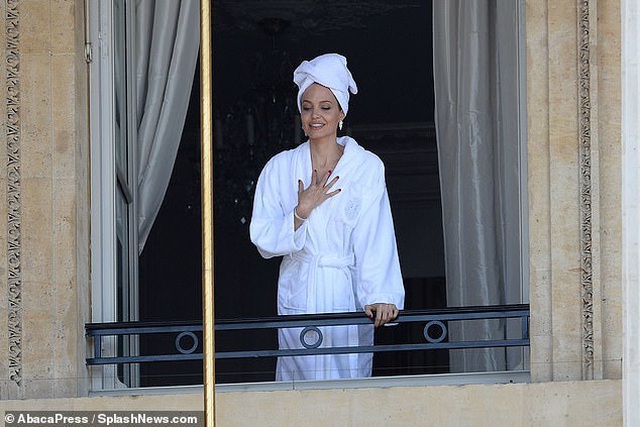 Angelina Jolie quyến rũ quay quảng cáo nước hoa - Ảnh 7. Angelina Jolie quyến rũ quay quảng cáo nước hoa - Ảnh 7.