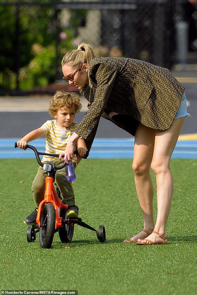 Candice Swanepoel giản dị đưa con đi chơi công viên - Ảnh 1.