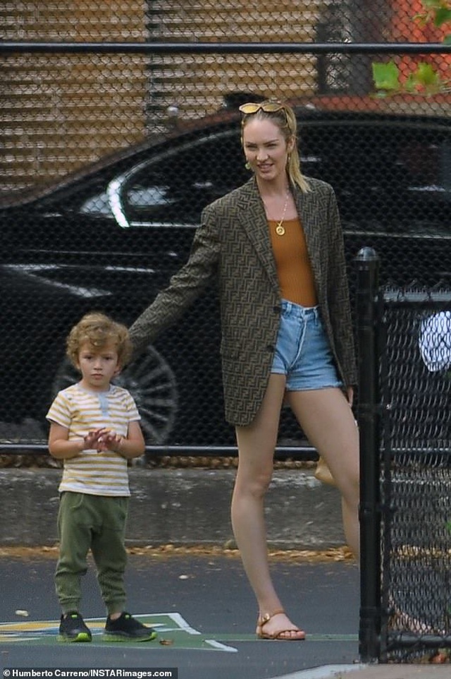 Candice Swanepoel giản dị đưa con đi chơi công viên - Ảnh 2.