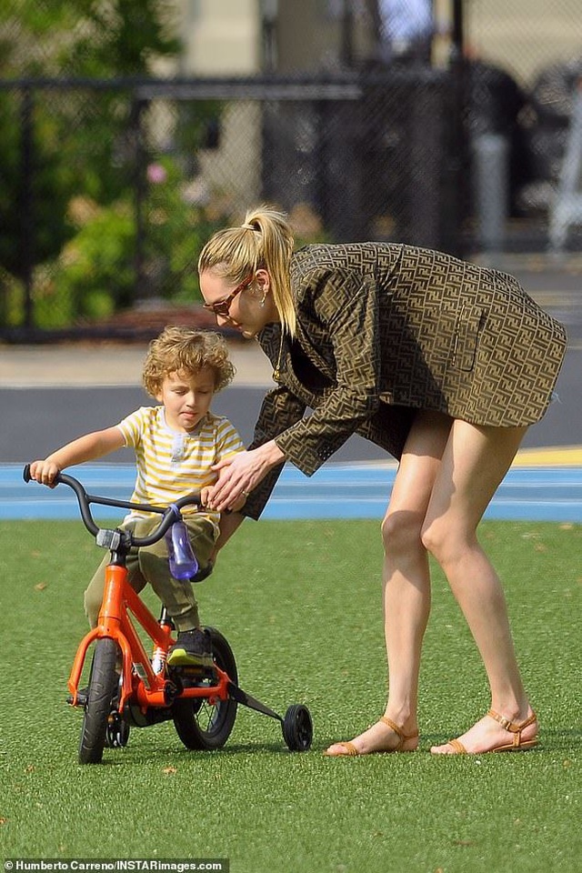Candice Swanepoel giản dị đưa con đi chơi công viên - Ảnh 3.