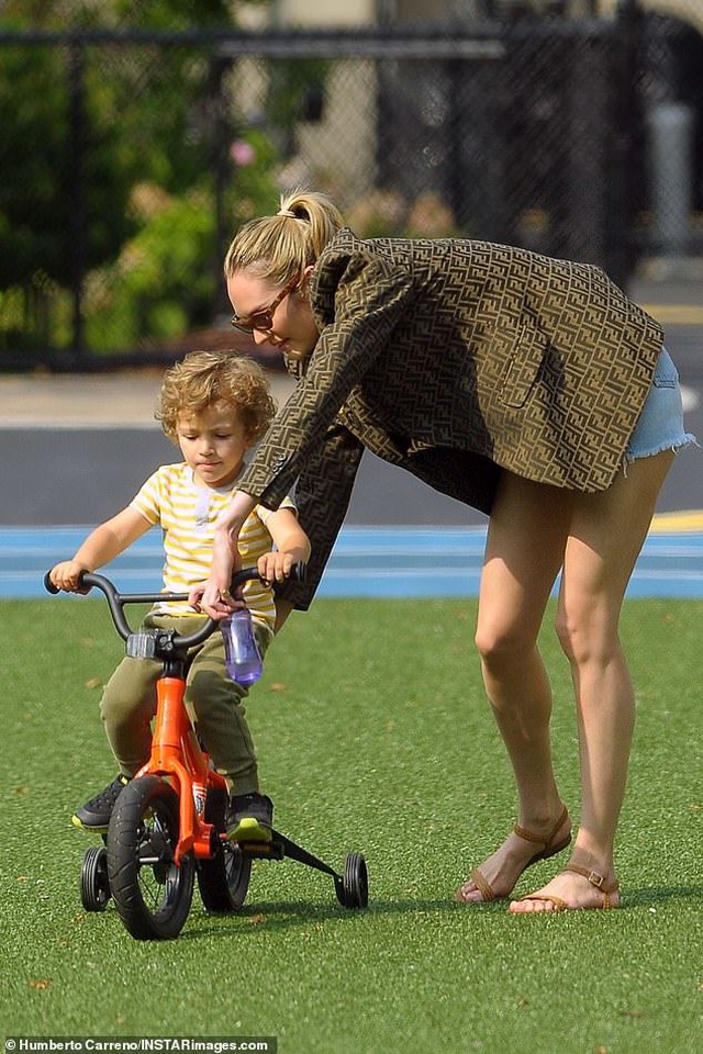 Candice Swanepoel giản dị đưa con đi chơi công viên - Ảnh 4.