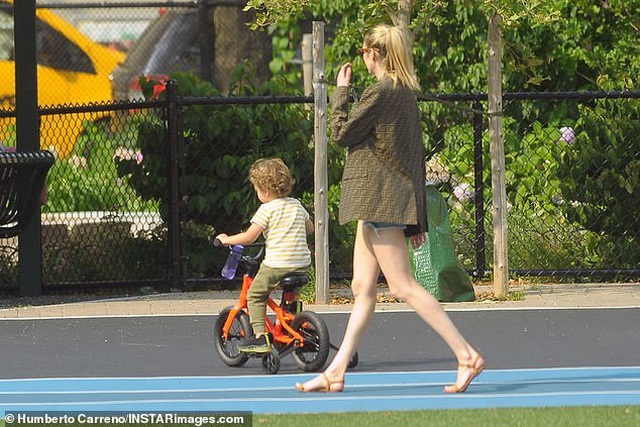 Candice Swanepoel giản dị đưa con đi chơi công viên - Ảnh 7.