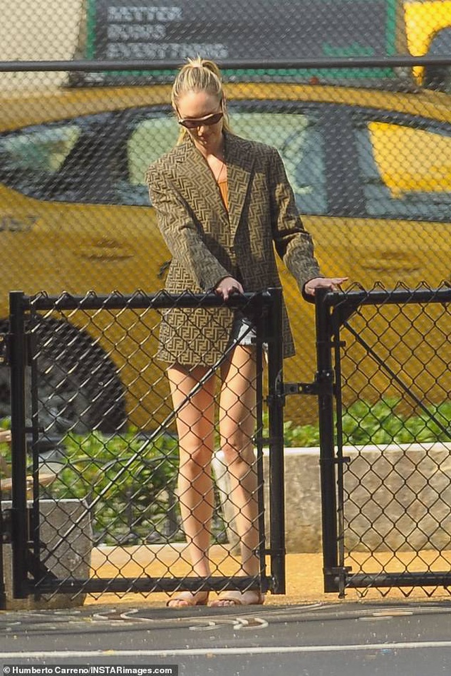 Candice Swanepoel giản dị đưa con đi chơi công viên - Ảnh 8.