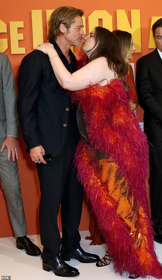 Brad Pitt bất ngờ nhận được nụ hôn vội của nữ đồng nghiệp - Ảnh 2. Brad Pitt bất ngờ nhận được nụ hôn vội của nữ đồng nghiệp - Ảnh 2.