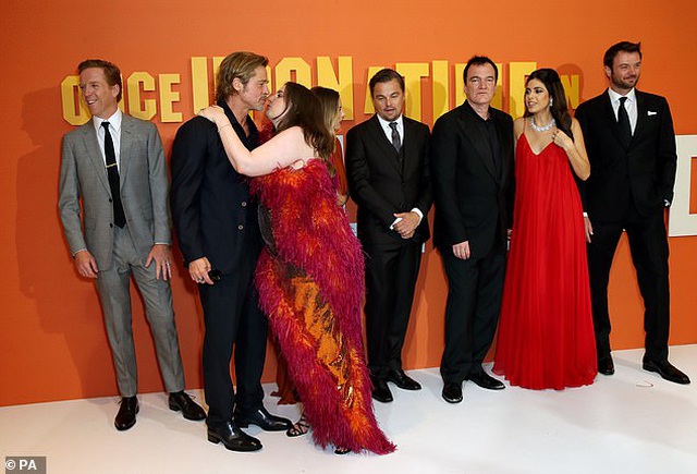 Brad Pitt bất ngờ nhận được nụ hôn vội của nữ đồng nghiệp - Ảnh 5. Brad Pitt bất ngờ nhận được nụ hôn vội của nữ đồng nghiệp - Ảnh 5.