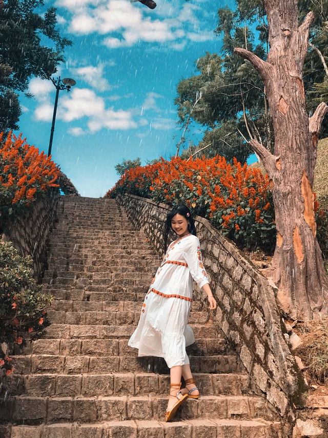 &Aacute; kh&ocirc;i sinh vi&ecirc;n Việt Nam vừa xinh đẹp vừa học giỏi Văn - Ảnh 3.