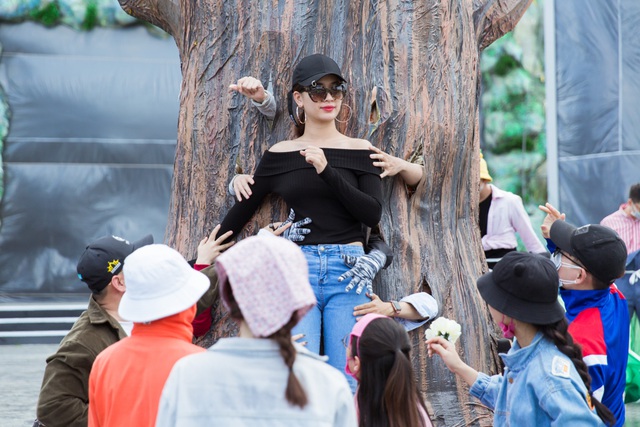 Chi Pu, Ái Phương khoe vai trần gợi cảm tại buổi tổng duyệt Miss World Việt Nam 2019 - Ảnh 11. Chi Pu, Ái Phương khoe vai trần gợi cảm tại buổi tổng duyệt Miss World Việt Nam 2019 - Ảnh 11.