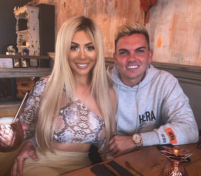 Hậu chia tay bạn trai, Chloe Ferry tự tin diện bikini khoe vòng ba ngoại cỡ - Ảnh 6. Hậu chia tay bạn trai, Chloe Ferry tự tin diện bikini khoe vòng ba ngoại cỡ - Ảnh 6.