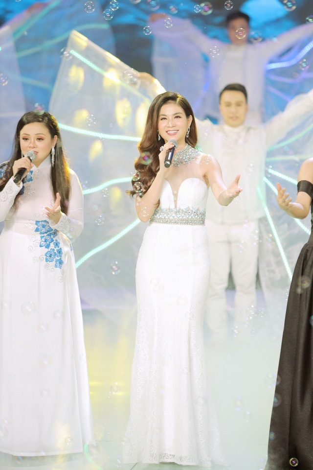 Nữ diễn viên Cổng mặt trời lên ngôi Quán quân Tình Bolero 2019 - Ảnh 1. Nữ diễn viên Cổng mặt trời lên ngôi Quán quân Tình Bolero 2019 - Ảnh 1.
