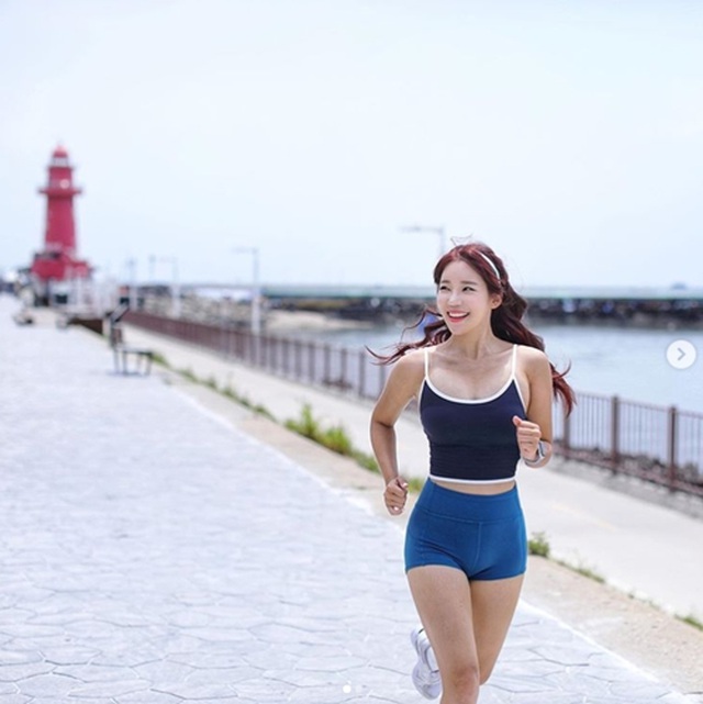 Nữ giảng viên hot nhất Hàn Quốc giữ body siêu hấp dẫn nhờ đi bộ - Ảnh 3.