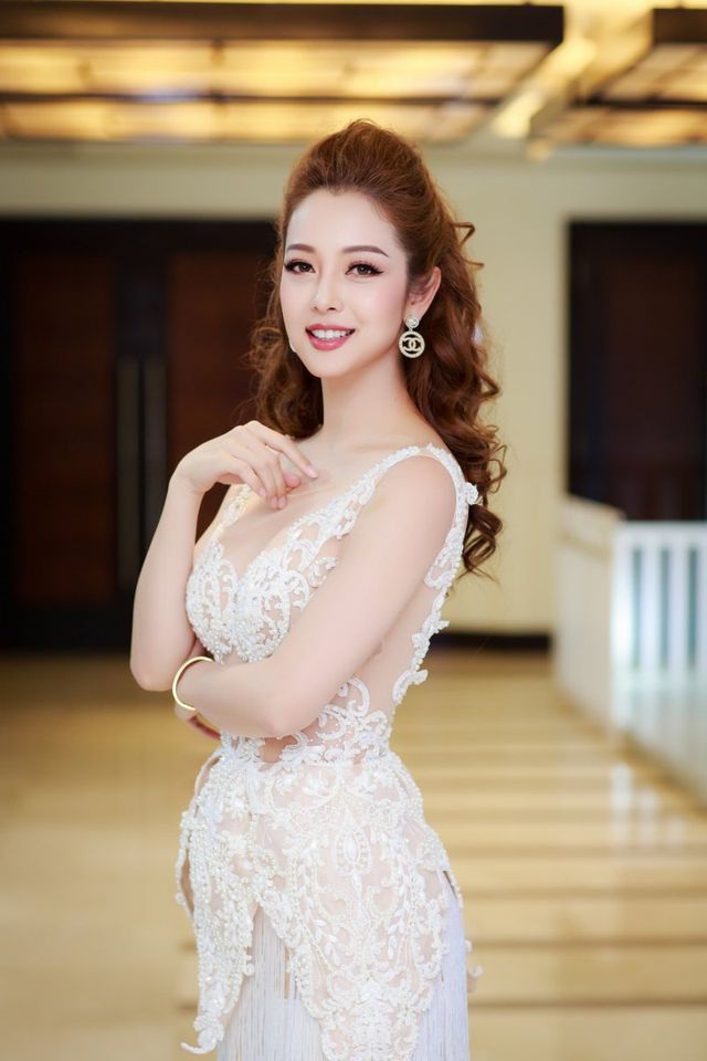 Người đẹp Việt lấy chồng đại gia, chọn lối sống bình yên đồng loạt khoe tin vui - Ảnh 2. Người đẹp Việt lấy chồng đại gia, chọn lối sống bình yên đồng loạt khoe tin vui - Ảnh 2.