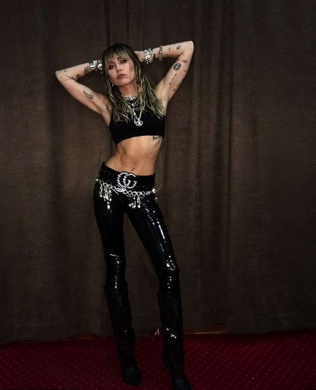 Miley Cyrus gây bất ngờ với trang phục biểu diễn quá táo bạo - Ảnh 1.