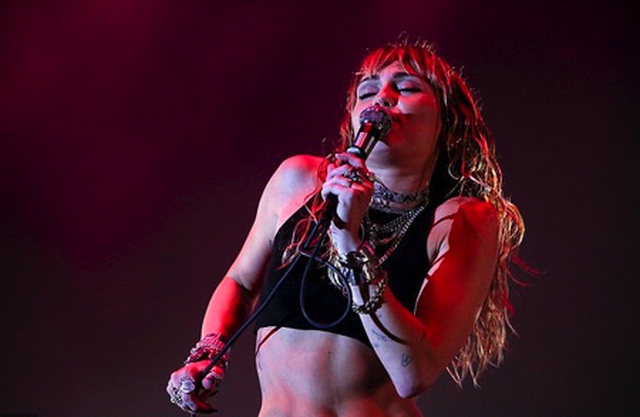 Miley Cyrus gây bất ngờ với trang phục biểu diễn quá táo bạo - Ảnh 2.