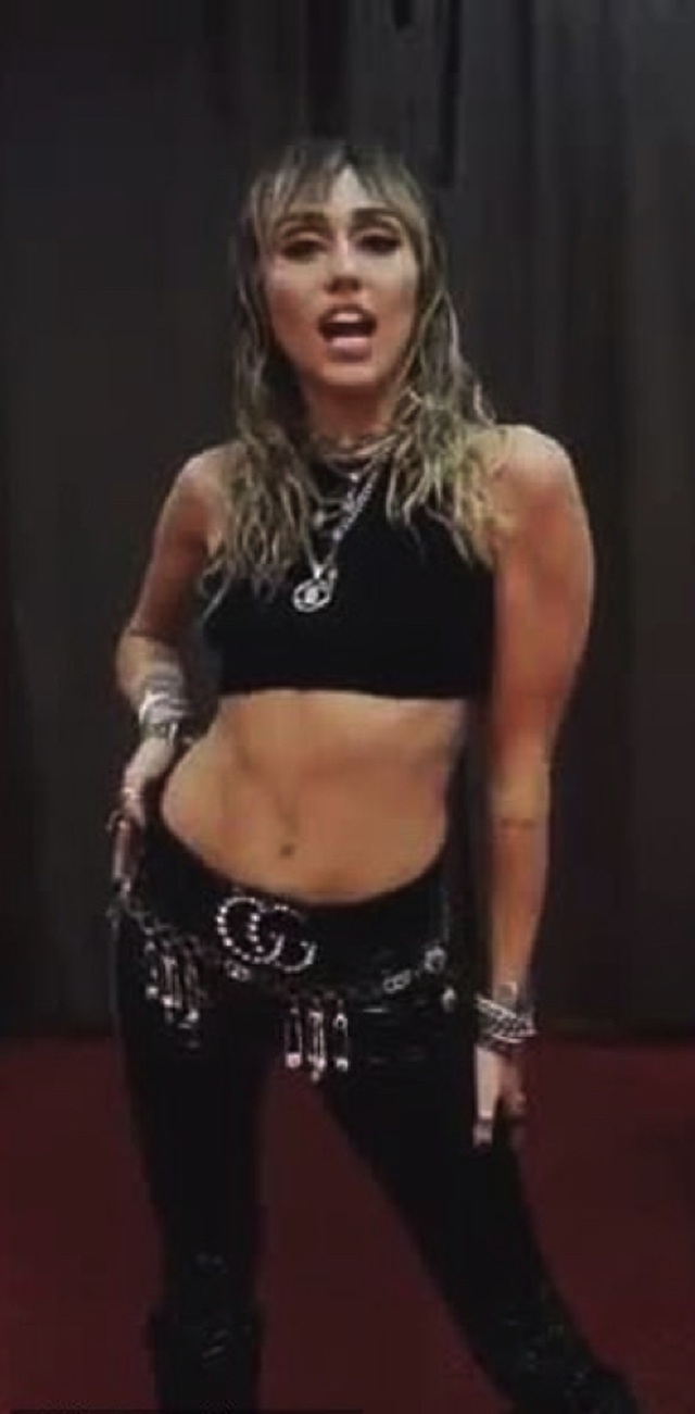 Miley Cyrus gây bất ngờ với trang phục biểu diễn quá táo bạo - Ảnh 7.