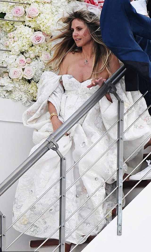 Heidi Klum đẹp tựa nữ thần trong lần hai cưới ông xã kém 17 tuổi - Ảnh 4.