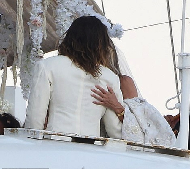 Heidi Klum đẹp tựa nữ thần trong lần hai cưới ông xã kém 17 tuổi - Ảnh 7.