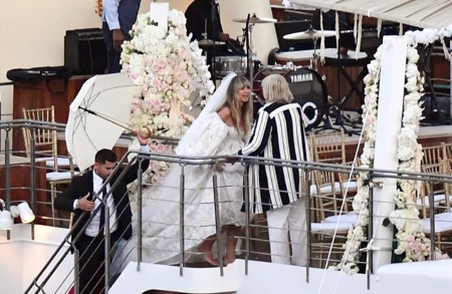 Heidi Klum đẹp tựa nữ thần trong lần hai cưới ông xã kém 17 tuổi - Ảnh 9.