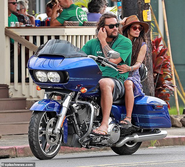 Vua Thủy tề Jason Momoa sành điệu chở vợ dạo phố bằng xe máy - Ảnh 1. Vua Thủy tề Jason Momoa sành điệu chở vợ dạo phố bằng xe máy - Ảnh 1.