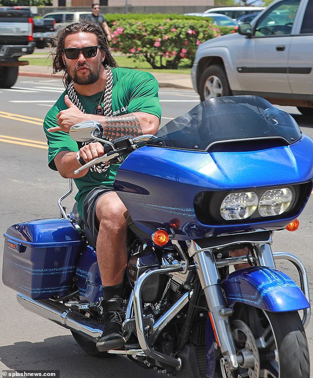 Vua Thủy tề Jason Momoa sành điệu chở vợ dạo phố bằng xe máy - Ảnh 2. Vua Thủy tề Jason Momoa sành điệu chở vợ dạo phố bằng xe máy - Ảnh 2.