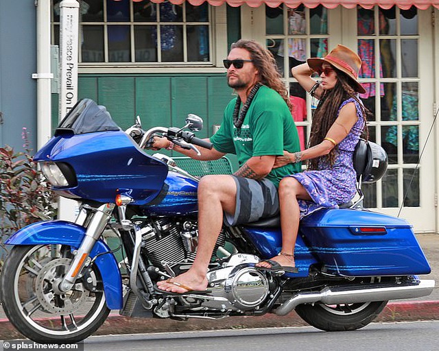Vua Thủy tề Jason Momoa sành điệu chở vợ dạo phố bằng xe máy - Ảnh 3. Vua Thủy tề Jason Momoa sành điệu chở vợ dạo phố bằng xe máy - Ảnh 3.