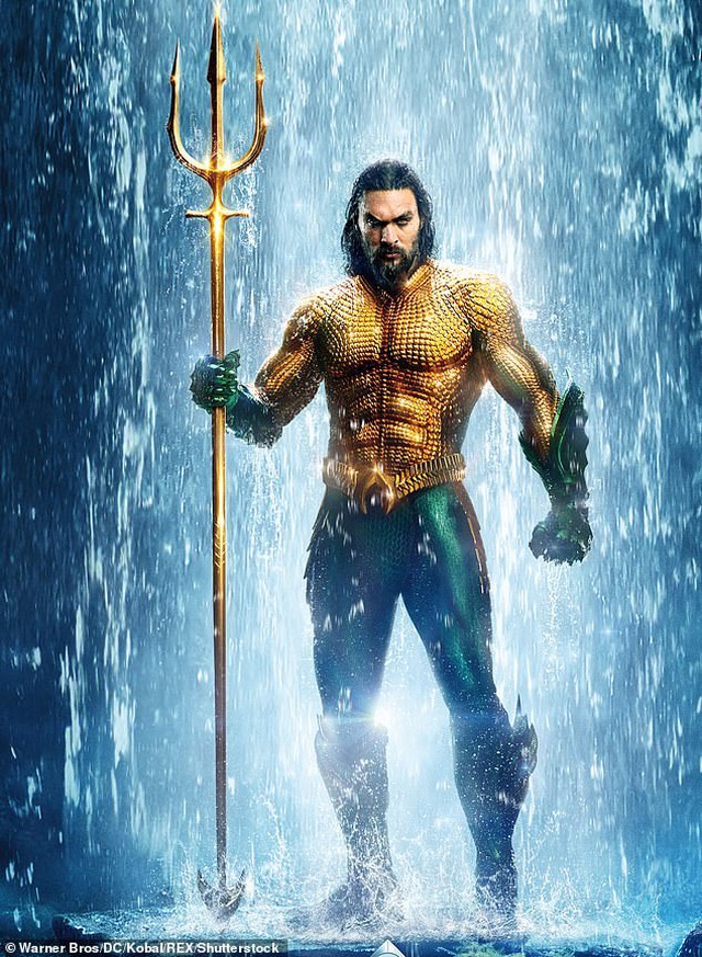 Vua Thủy tề Jason Momoa sành điệu chở vợ dạo phố bằng xe máy - Ảnh 5. Vua Thủy tề Jason Momoa sành điệu chở vợ dạo phố bằng xe máy - Ảnh 5.