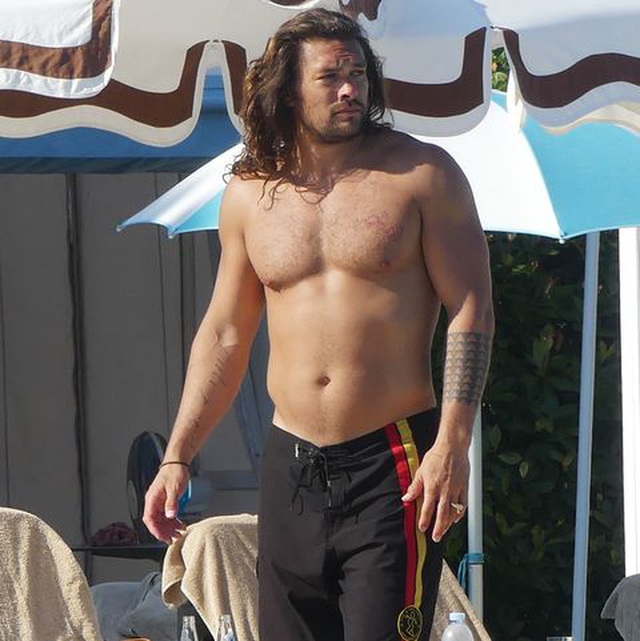 Vua Thủy tề Jason Momoa sành điệu chở vợ dạo phố bằng xe máy - Ảnh 6. Vua Thủy tề Jason Momoa sành điệu chở vợ dạo phố bằng xe máy - Ảnh 6.