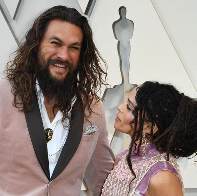 Vua Thủy tề Jason Momoa sành điệu chở vợ dạo phố bằng xe máy - Ảnh 7. Vua Thủy tề Jason Momoa sành điệu chở vợ dạo phố bằng xe máy - Ảnh 7.