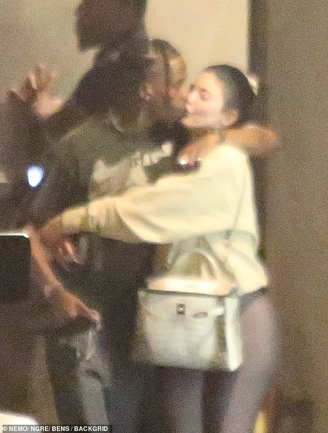 Kylie Jenner tình tứ đi ăn cùng bạn trai - Ảnh 1. Kylie Jenner tình tứ đi ăn cùng bạn trai - Ảnh 1.