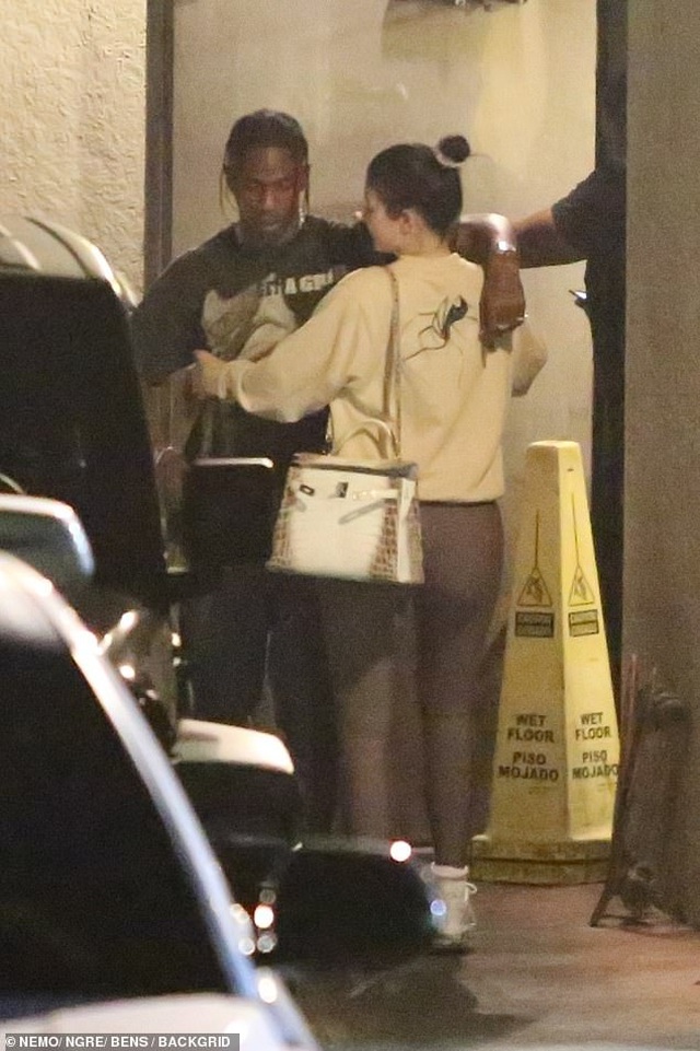 Kylie Jenner tình tứ đi ăn cùng bạn trai - Ảnh 2. Kylie Jenner tình tứ đi ăn cùng bạn trai - Ảnh 2.