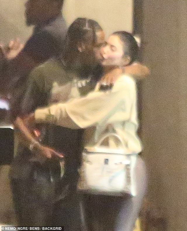 Kylie Jenner tình tứ đi ăn cùng bạn trai - Ảnh 9. Kylie Jenner tình tứ đi ăn cùng bạn trai - Ảnh 9.