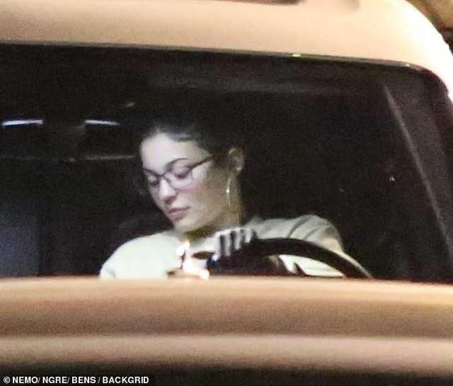 Kylie Jenner tình tứ đi ăn cùng bạn trai - Ảnh 10. Kylie Jenner tình tứ đi ăn cùng bạn trai - Ảnh 10.