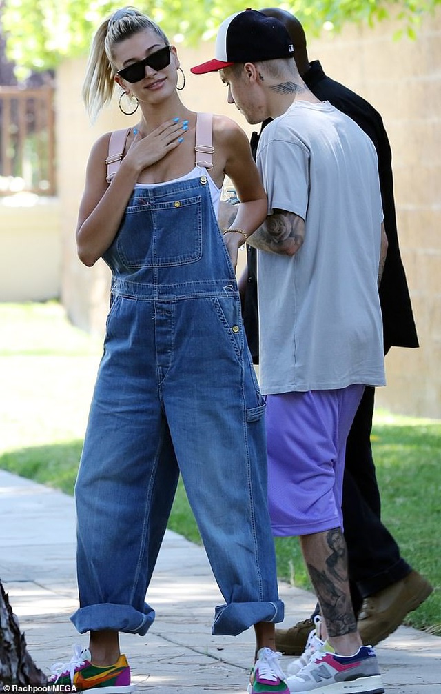 Justin Bieber và vợ dạo phố cuối tuần - Ảnh 1.