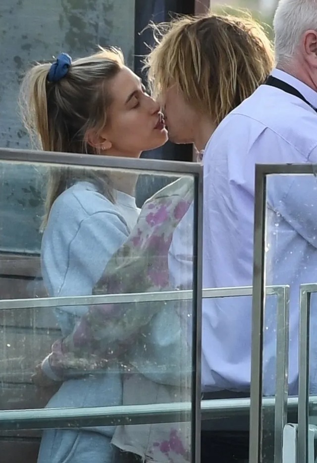 Justin Bieber và vợ dạo phố cuối tuần - Ảnh 6.