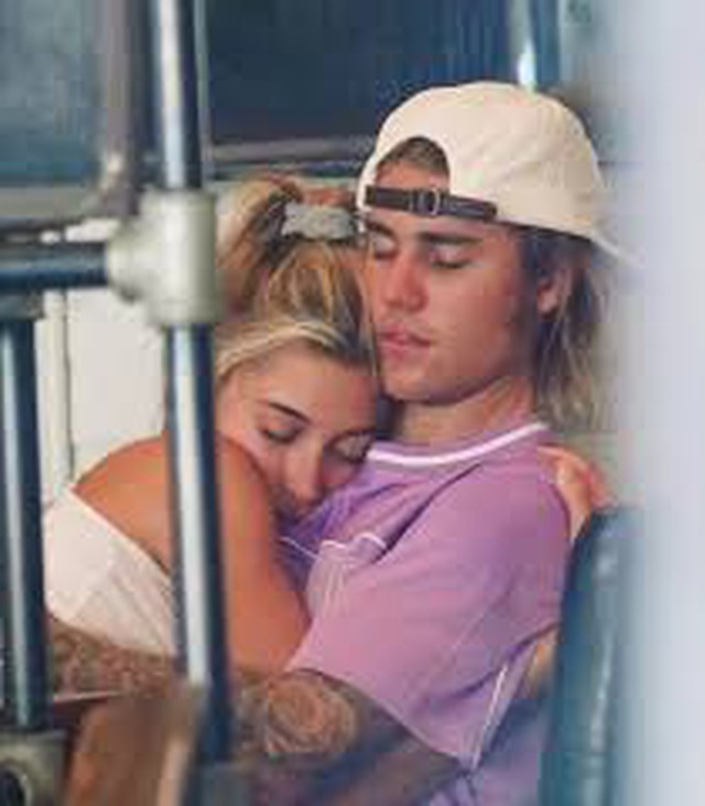 Justin Bieber và vợ dạo phố cuối tuần - Ảnh 8.