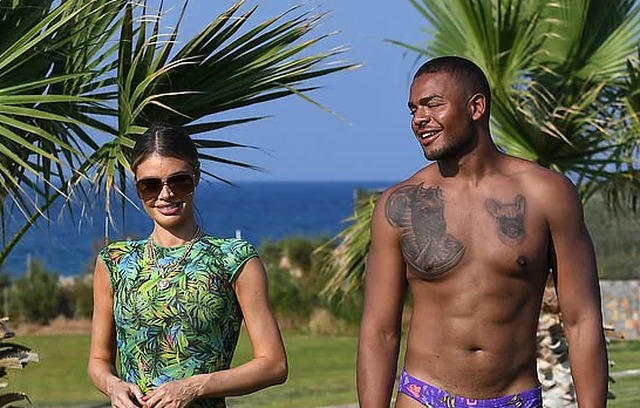 Chloe Sims đẹp như mộng với áo tắm - Ảnh 4. Chloe Sims đẹp như mộng với áo tắm - Ảnh 4.