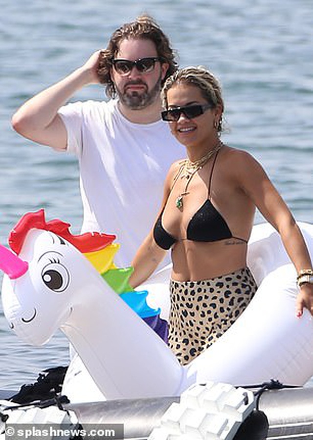 Rita Ora khoe ngực đầy trong kỳ nghỉ hè - Ảnh 12. Rita Ora khoe ngực đầy trong kỳ nghỉ hè - Ảnh 12.