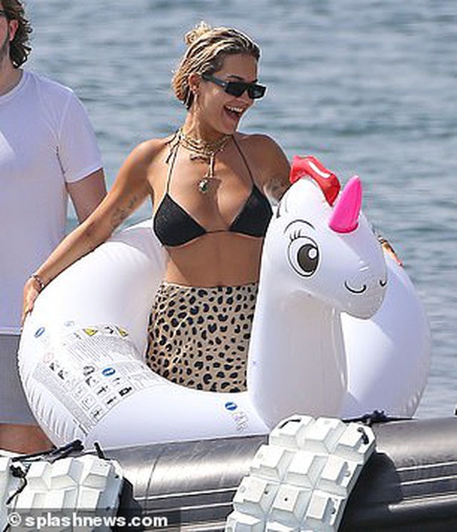 Rita Ora khoe ngực đầy trong kỳ nghỉ hè - Ảnh 13. Rita Ora khoe ngực đầy trong kỳ nghỉ hè - Ảnh 13.