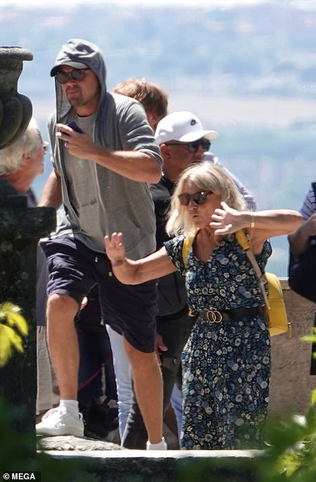 Leonardo Di Caprio đưa bạn gái kém 22 tuổi đi chơi cùng mẹ ruột - Ảnh 4. Leonardo Di Caprio đưa bạn gái kém 22 tuổi đi chơi cùng mẹ ruột - Ảnh 4.